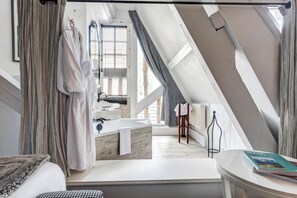 Deluxe tweepersoonskamer | Badkamer | Een aparte badkuip en douche, een regendouche, gratis toiletartikelen