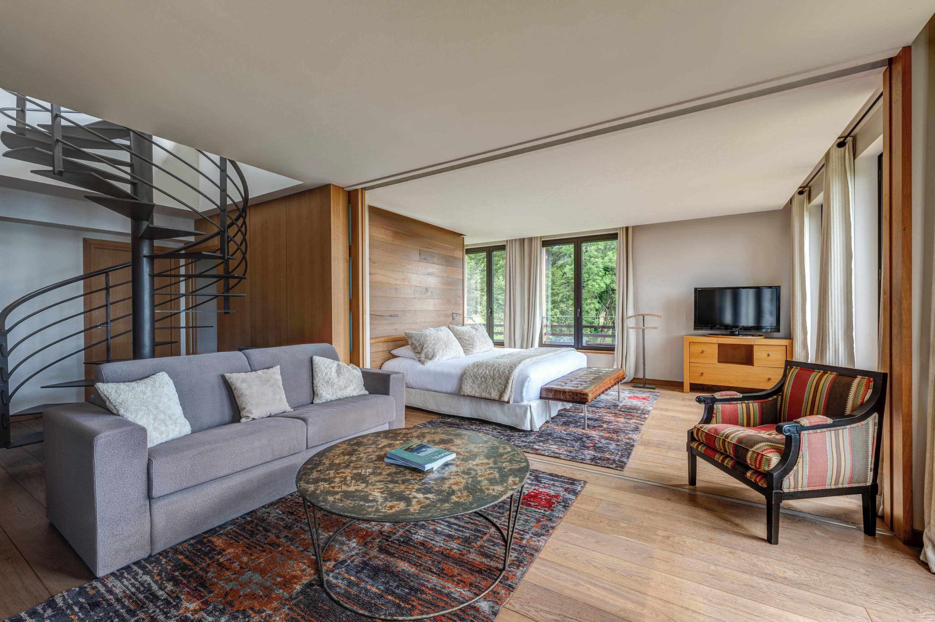 suite spa vue montagnes à la maison des ecureuils (annexe) | living area | flat-screen tv