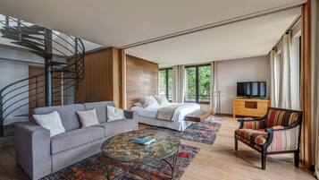 Suite SPA Vue Montagnes à la Maison des Ecureuils (annexe a 300 m du Chateau) | Living area | Flat-screen TV