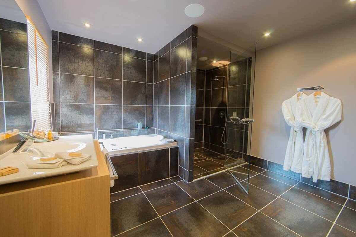 suite familiale vue montagnes à la maison des ecureuils (annexe) | bathroom | separate bathtub and shower, rainfall showerhead, free toiletries