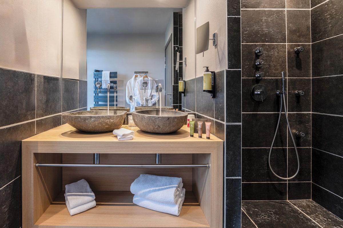 separate bathtub and shower, rainfall showerhead, free toiletries