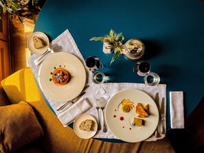 Se sirven cenas y cocina francesa 