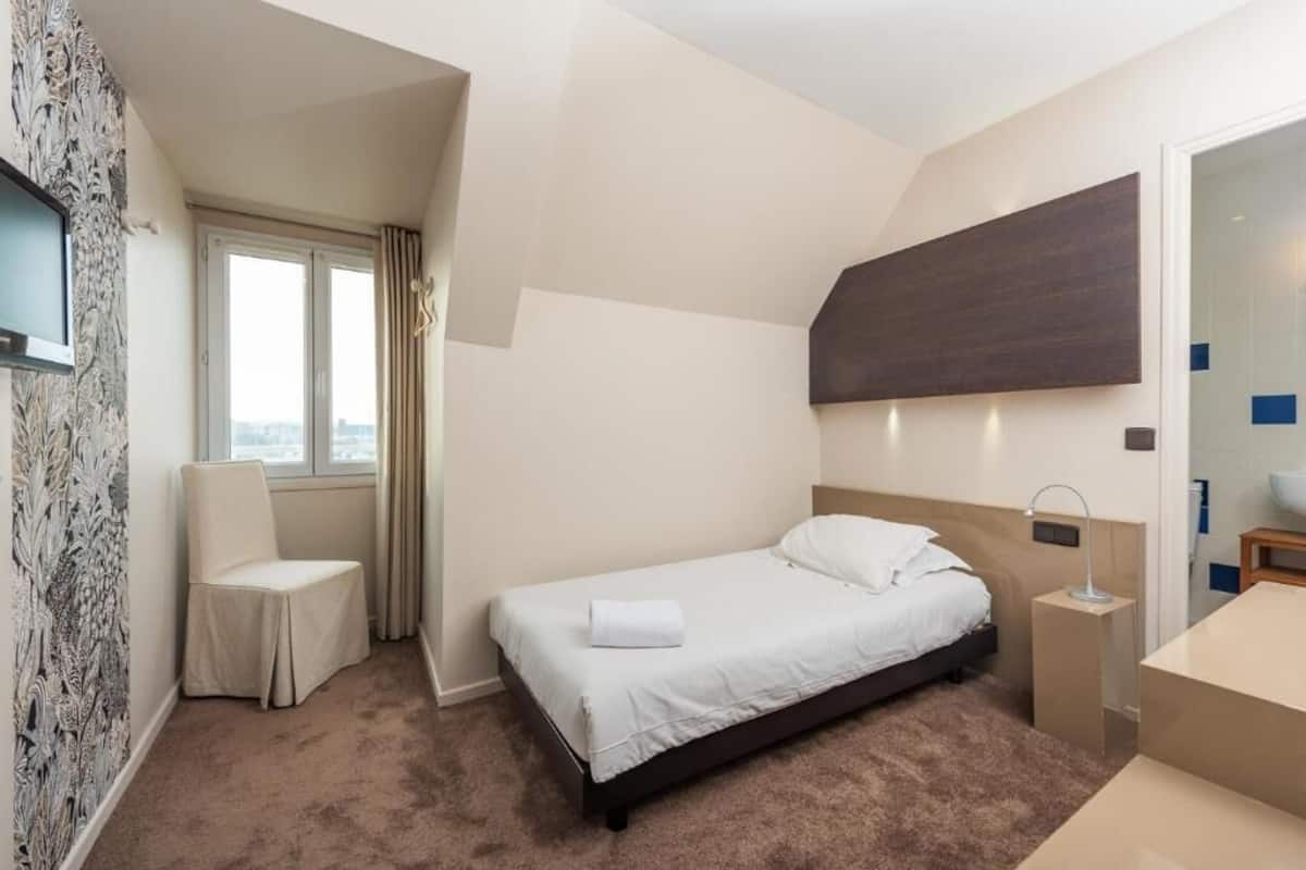 Single Room, Harbour View | Peti besi dalam bilik, meja, kalis bunyi, seterika/papan seterika
