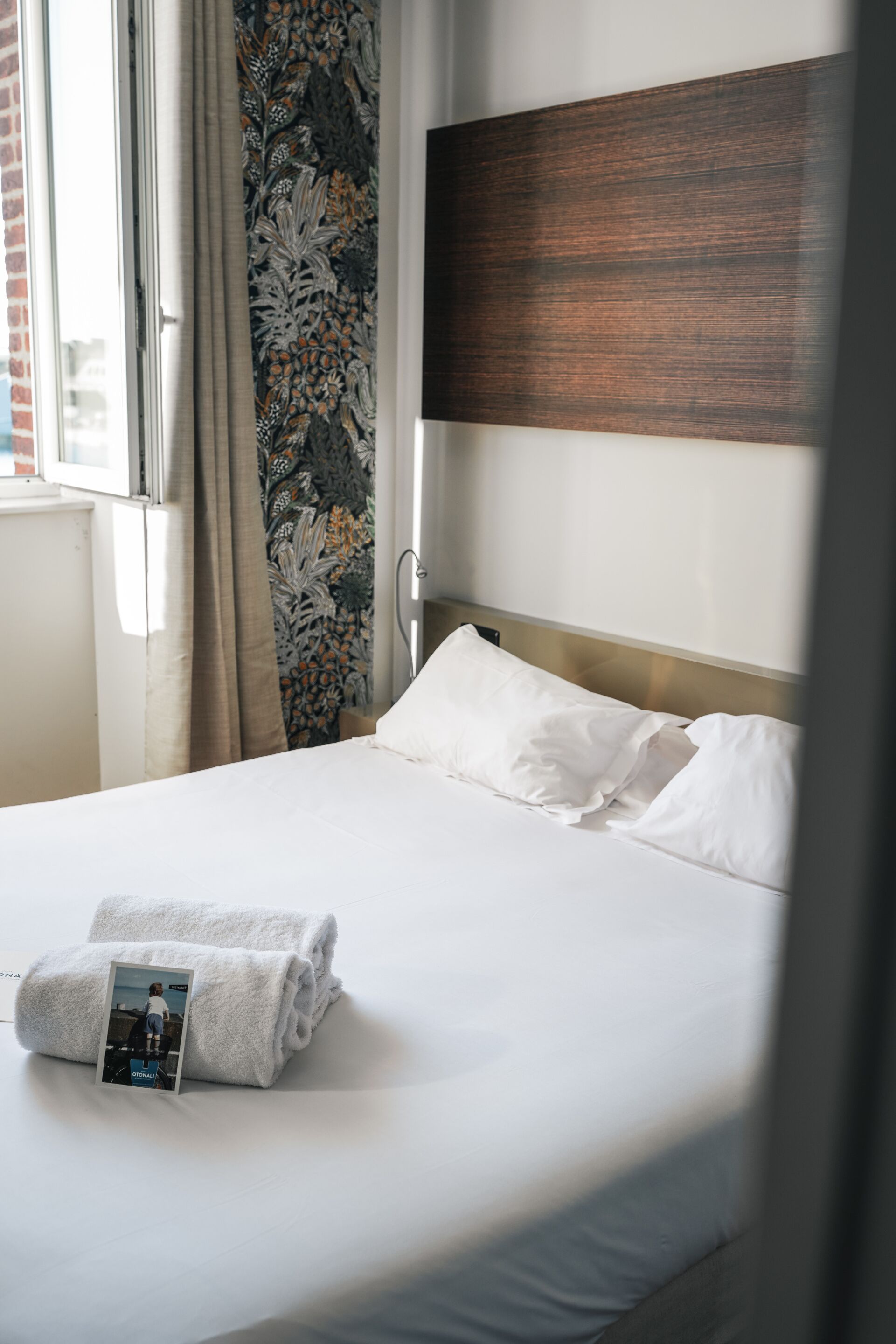 Kahden hengen huone (yksi tai kaksi sänkyä), kylpyhuone makuuhuoneen yhteydessä | Tallelokero huoneessa, työpöytä, äänieristys, silitysrauta/-lauta