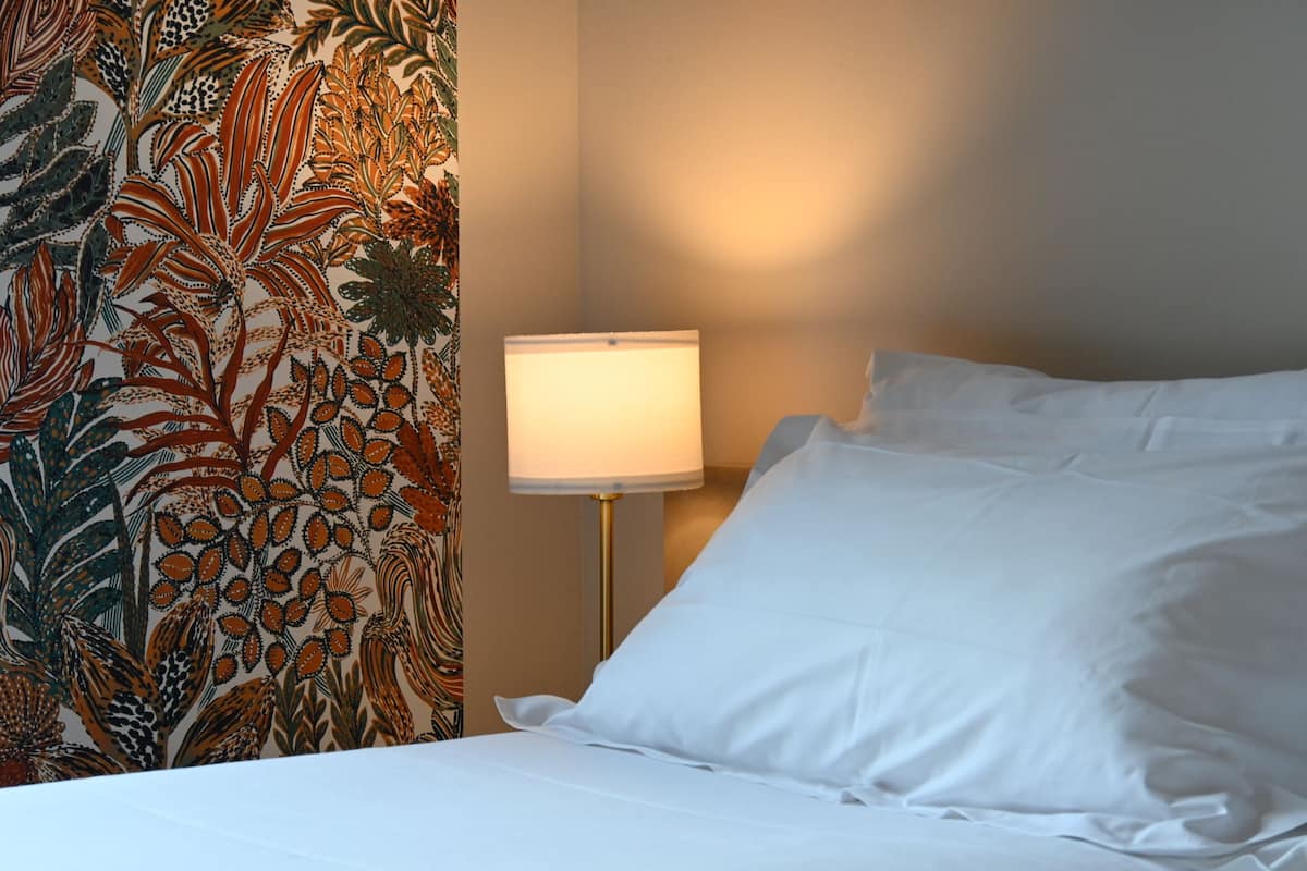 Double or Twin Room, Courtyard Area | Peti besi dalam bilik, meja, kalis bunyi, seterika/papan seterika