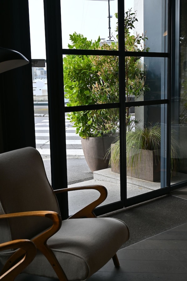 Double or Twin Room, Courtyard Area | Peti besi dalam bilik, meja, kalis bunyi, seterika/papan seterika