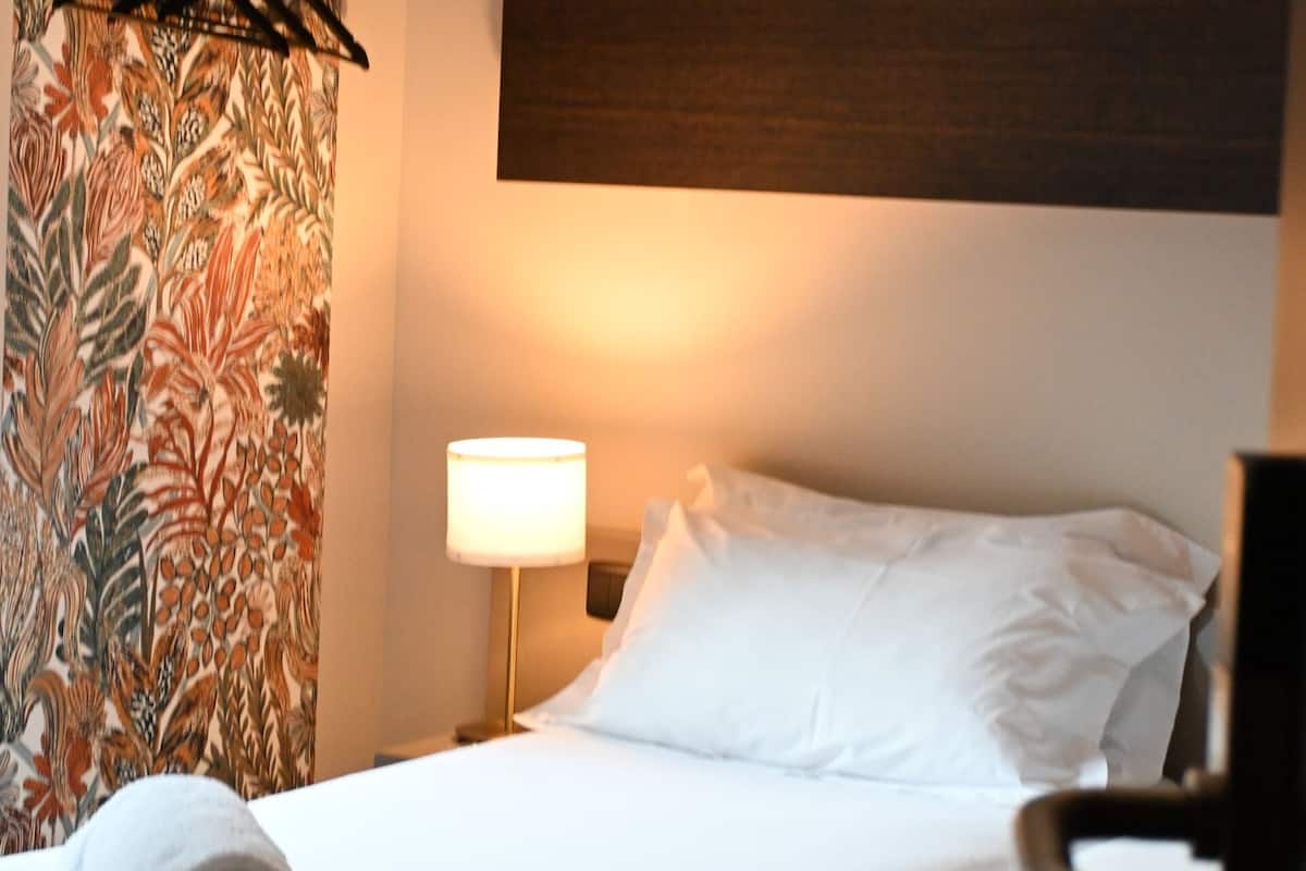 Kahden hengen classic-huone (yksi tai kaksi sänkyä), kylpyhuone makuuhuoneen yhteydessä | Tallelokero huoneessa, työpöytä, äänieristys, silitysrauta/-lauta