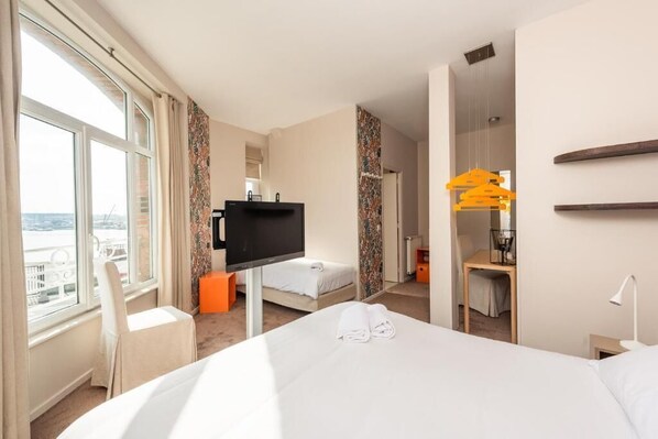 Triple Room | In-room safe, desk, soundproofing, iron/ironing board