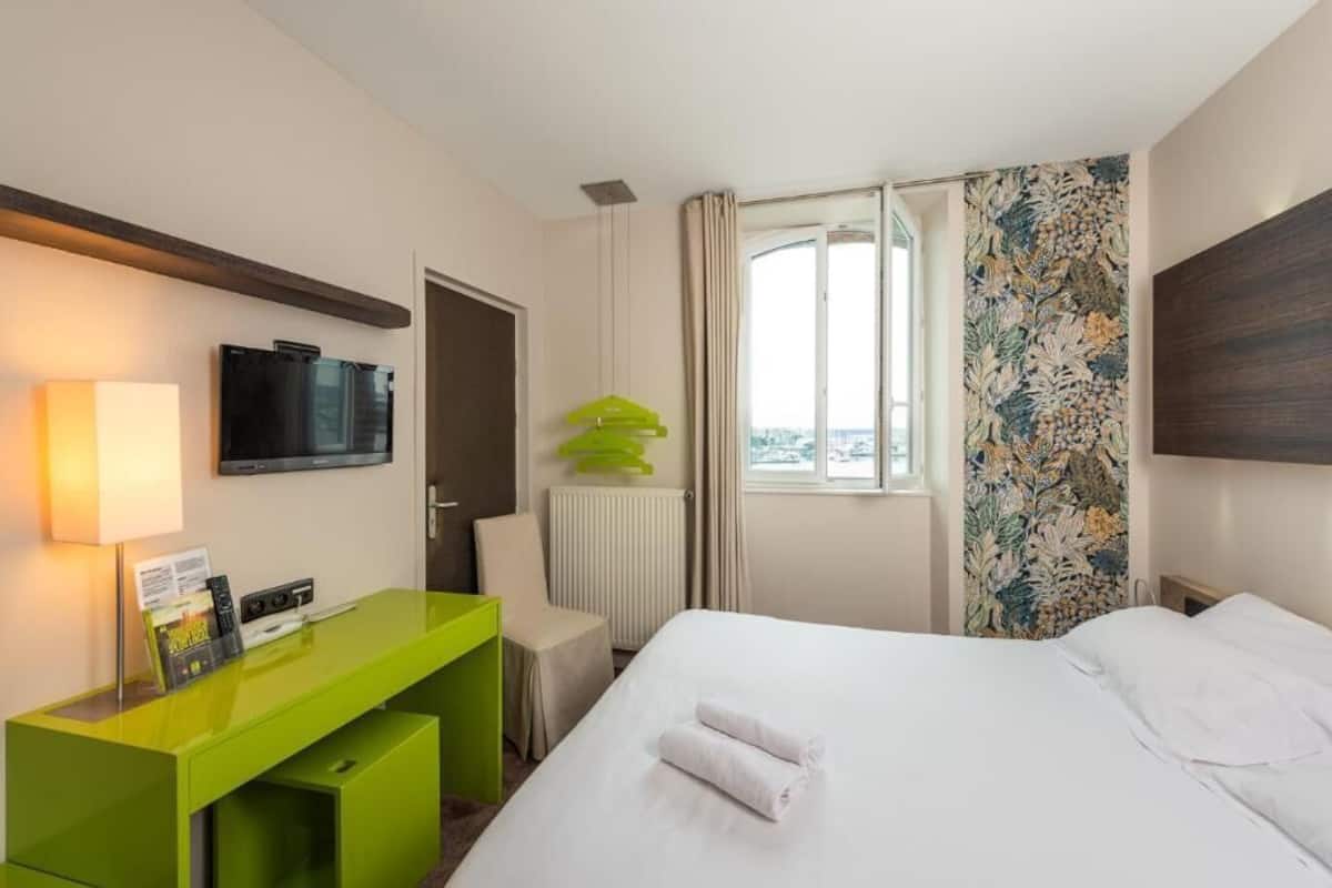 Comfort Double Room | Peti besi dalam bilik, meja, kalis bunyi, seterika/papan seterika