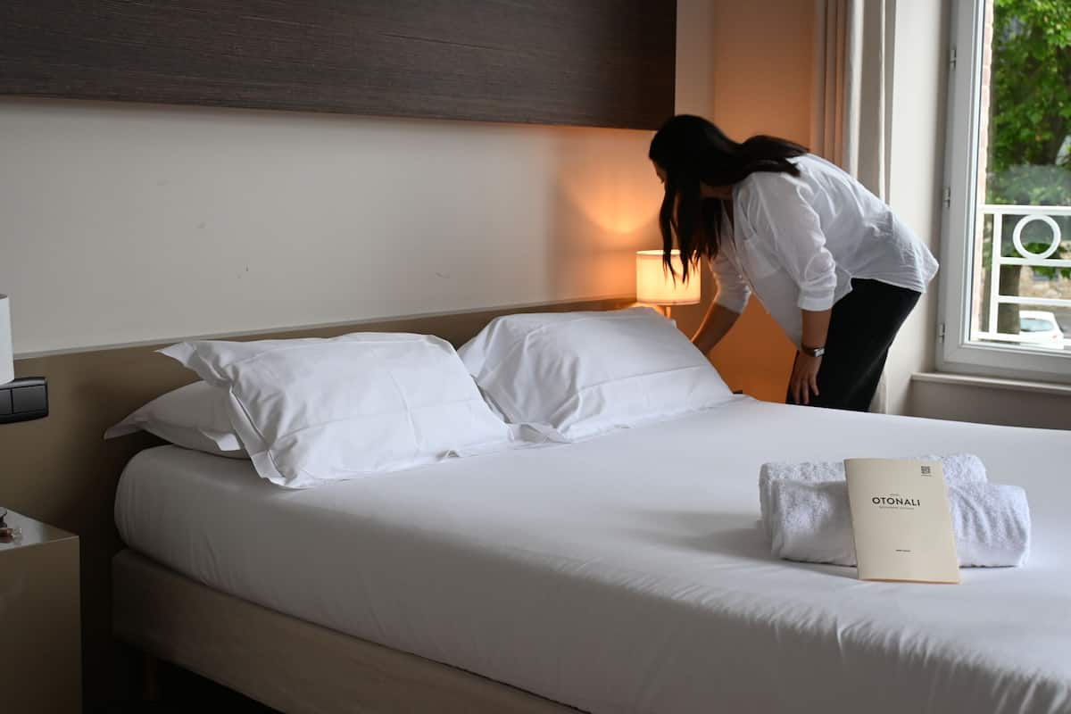 Double Room, City View | Peti besi dalam bilik, meja, kalis bunyi, seterika/papan seterika