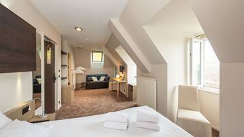 Family Quadruple Room | In-room safe, desk, soundproofing, iron/ironing board