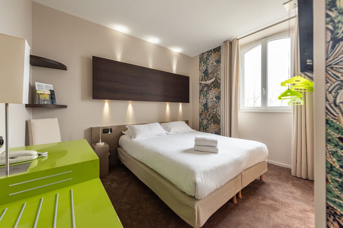 In-room safe, desk, soundproofing, iron/ironing board