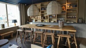 Tremannsrom, eget bad | Bar (på overnattingsstedet)