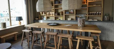 Driepersoonskamer, en-suite badkamer | Bar (ter plaatse)