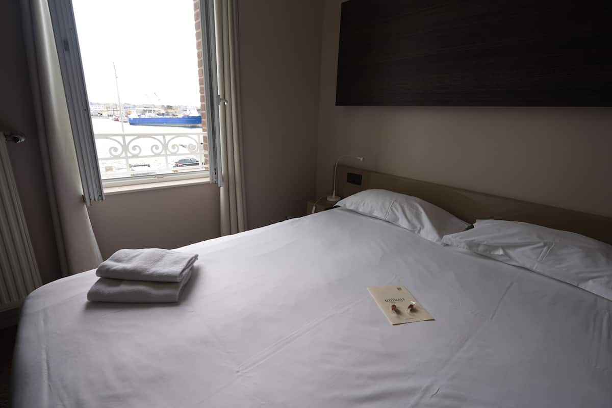 Double Room, 1 Katil Ratu (Queen), City View | Peti besi dalam bilik, meja, kalis bunyi, seterika/papan seterika