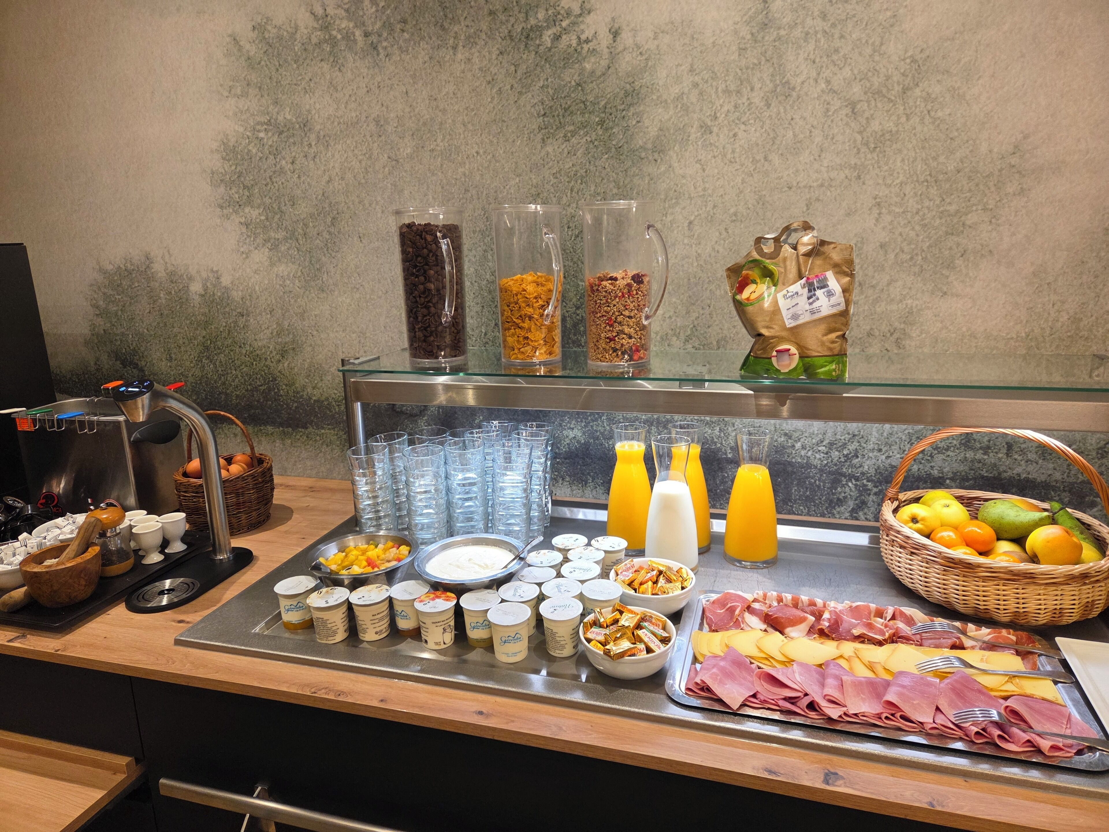 بوفيه فطور يوميًا بتكلفة قدرها (10 EUR للشخص)