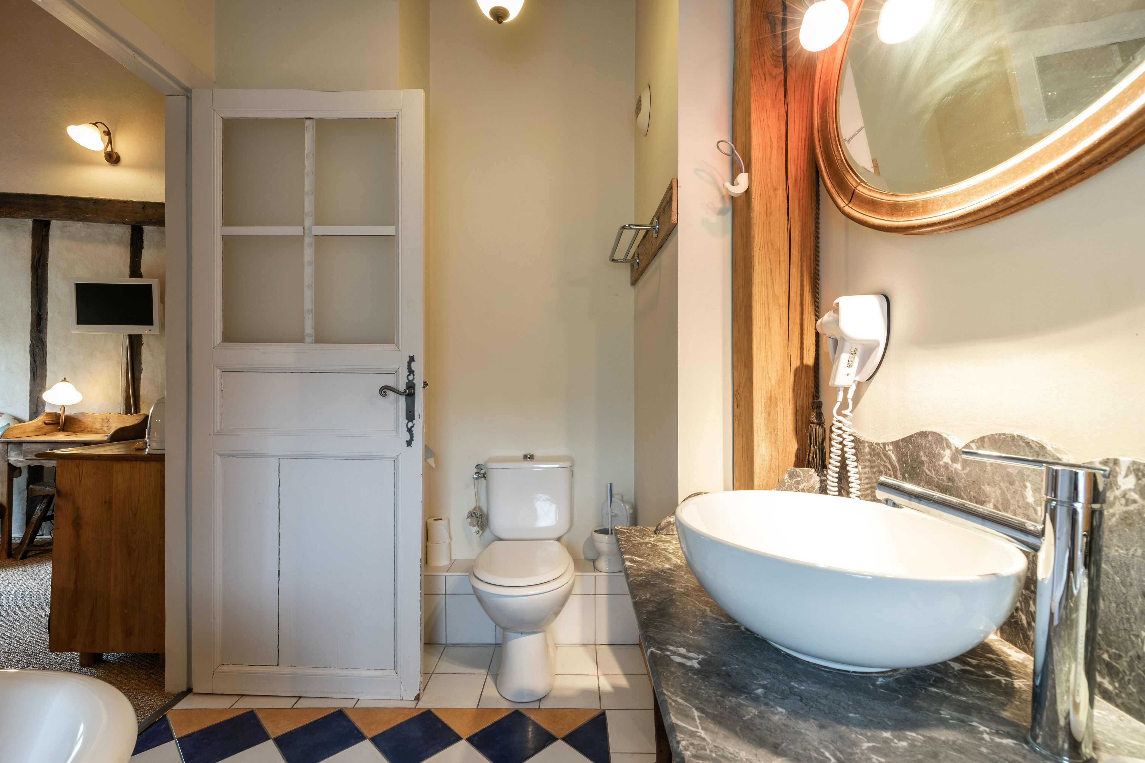 double room | bathroom | free toiletries, hair dryer, slippers, towels