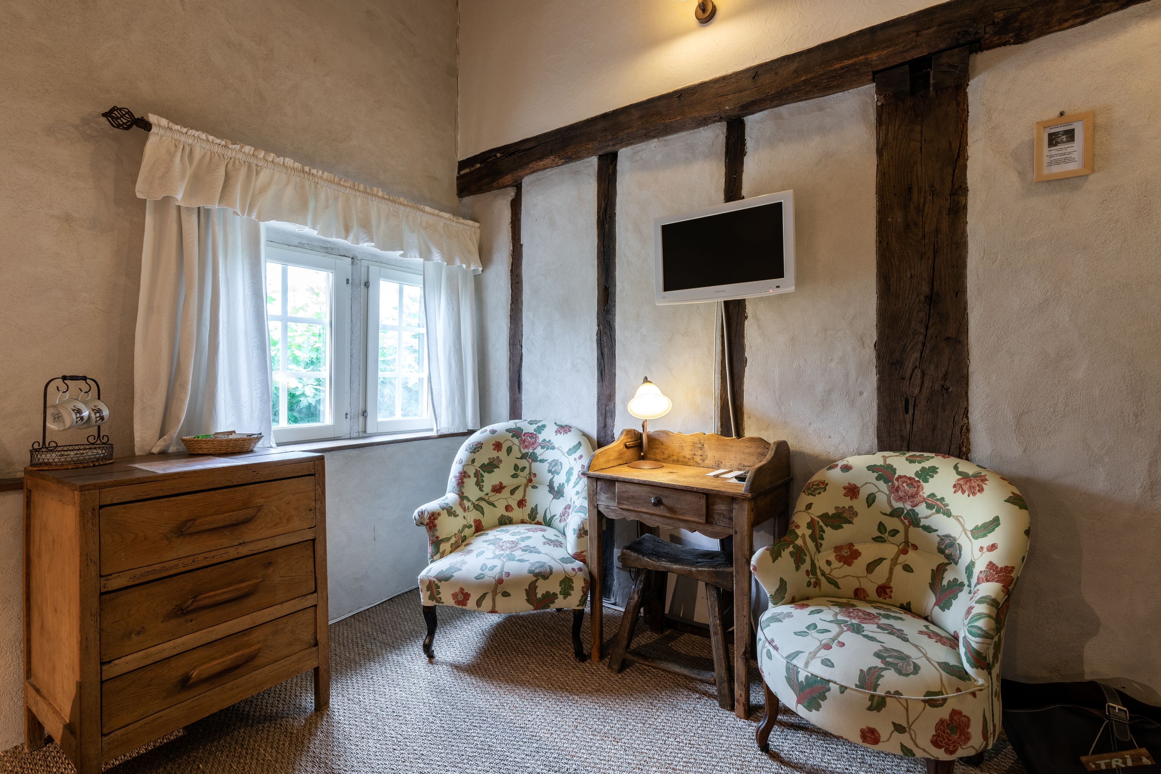 double room | 1 bedroom, minibar, individually decorated, desk