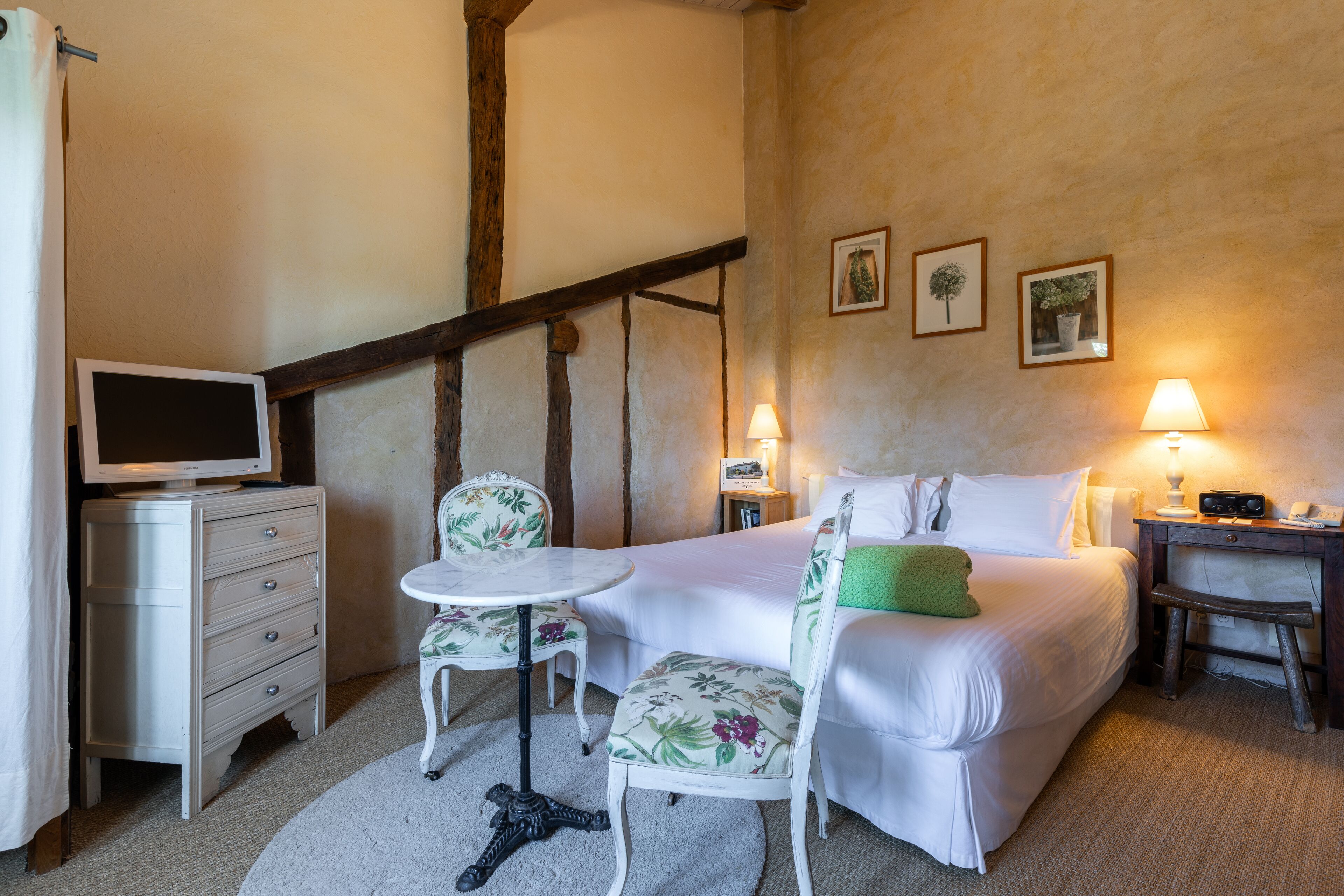 double room | 1 bedroom, minibar, individually decorated, desk