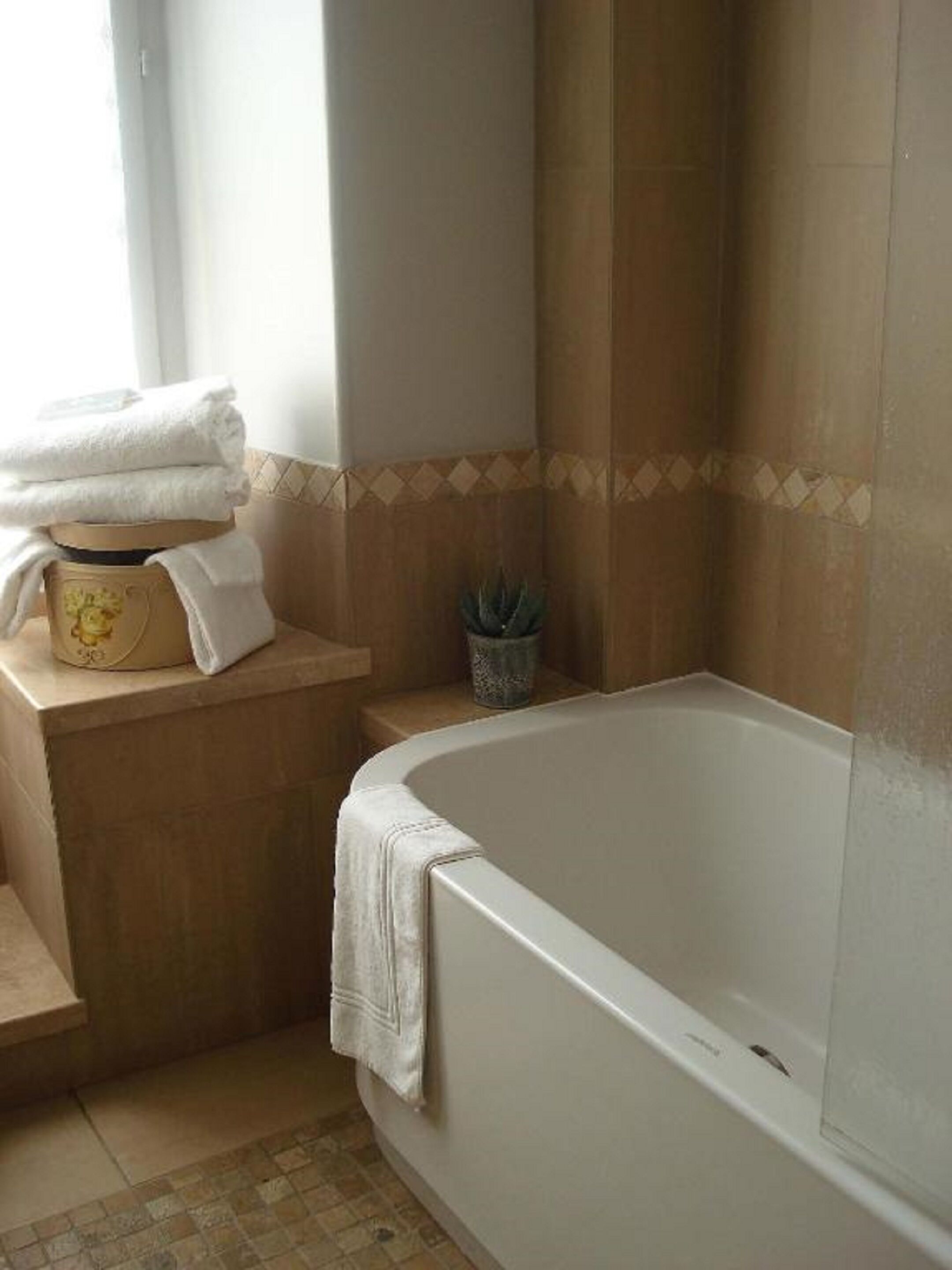 superior room | bathroom | free toiletries, hair dryer, bathrobes, slippers