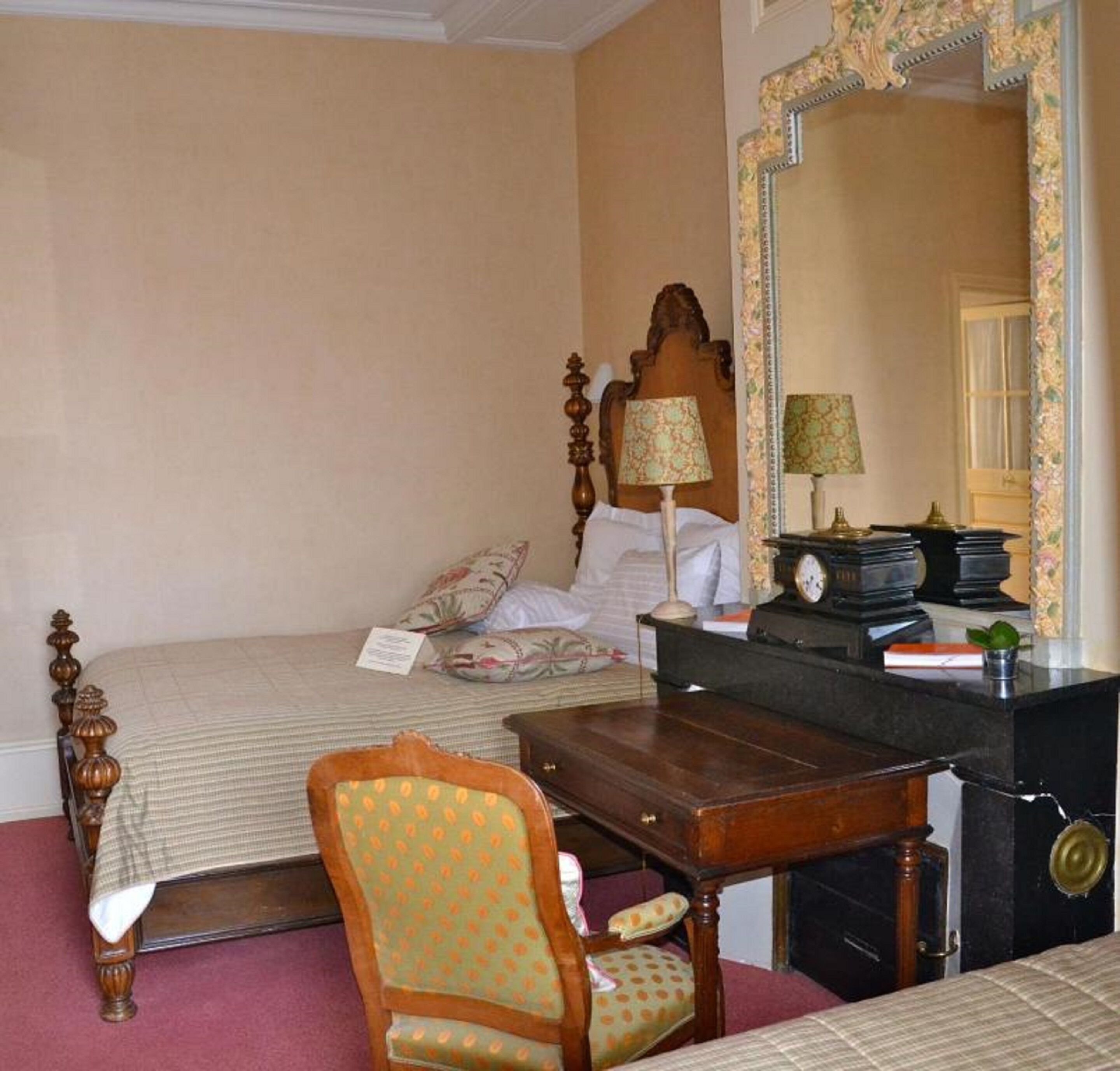 chambre supérieure deluxe | premium bedding, in-room safe, individually decorated, desk