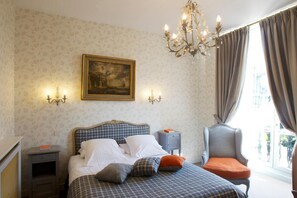 Classic Room | Premium bedding, in-room safe, individually decorated, desk - Château de Pray (Chargé)