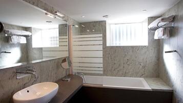 Room Pavillon Renaissance | Bathroom | Free toiletries, hair dryer, bathrobes, slippers