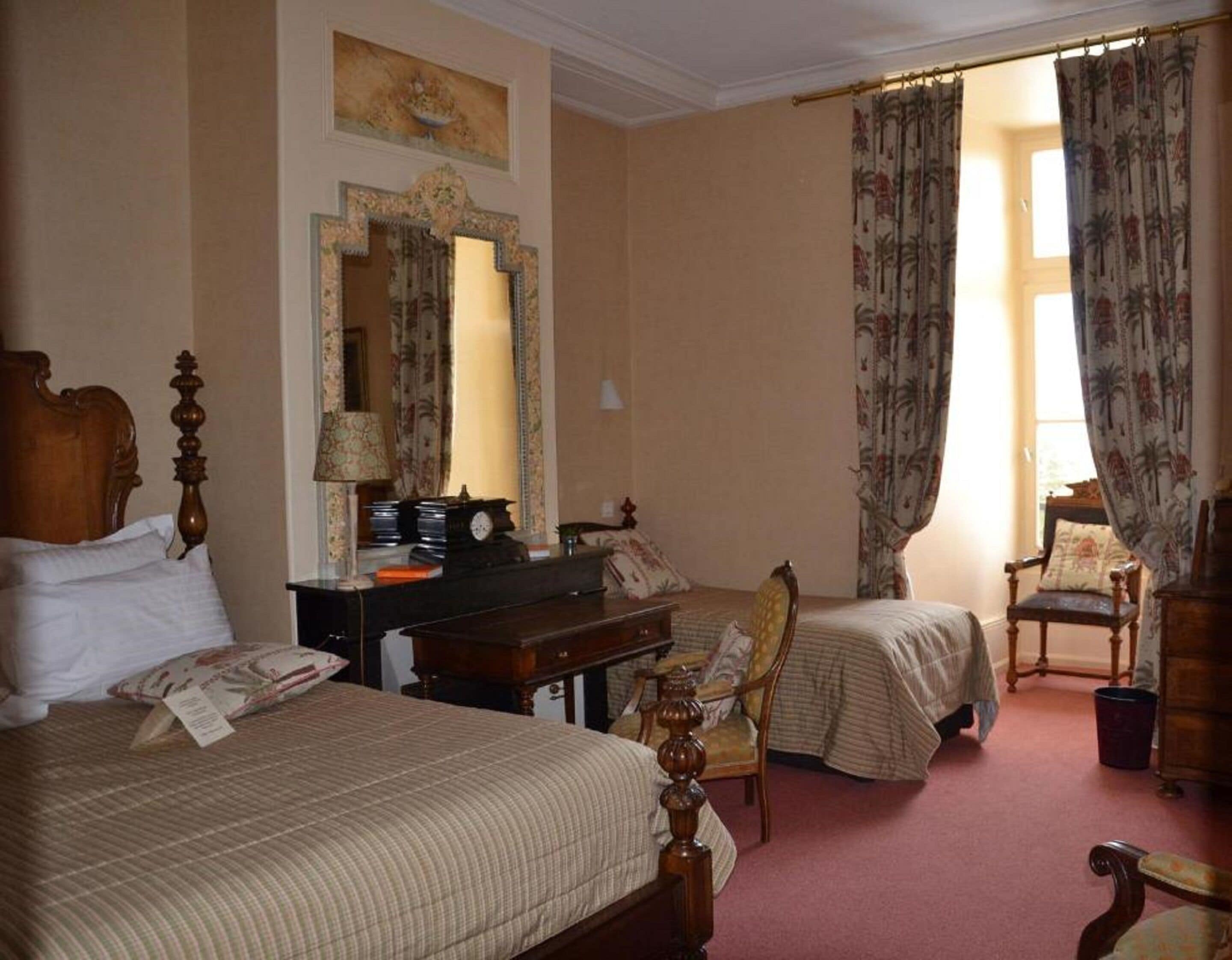 chambre supérieure deluxe | premium bedding, in-room safe, individually decorated, desk