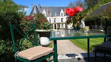 Room Pavillon Renaissance | Courtyard view