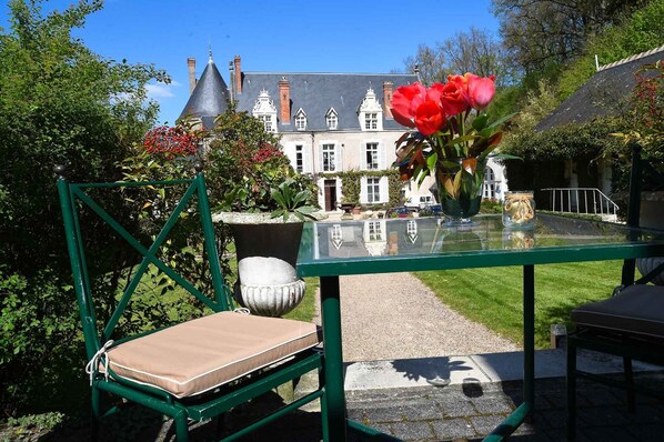 Room Pavillon Renaissance | Courtyard view