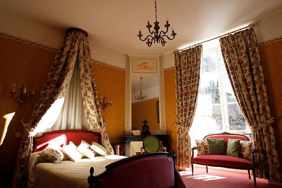 chambre supérieure deluxe | premium bedding, in-room safe, individually decorated, desk