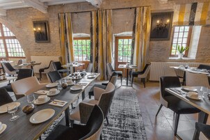 Café da manhã com buffet todos os dias (EUR 18 por pessoa) 