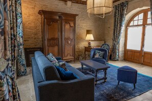 Deluxe Room, 1 King Bed with Sofa bed | Living area