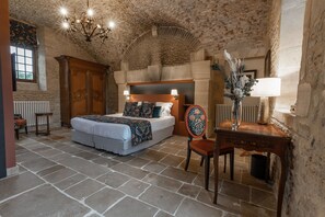 Habitación doble superior | Ropa de cama de alta calidad y escritorio