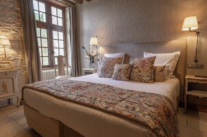 Quarto triplo superior | Roupas de cama premium, escrivaninha, espaço de trabalho para notebook