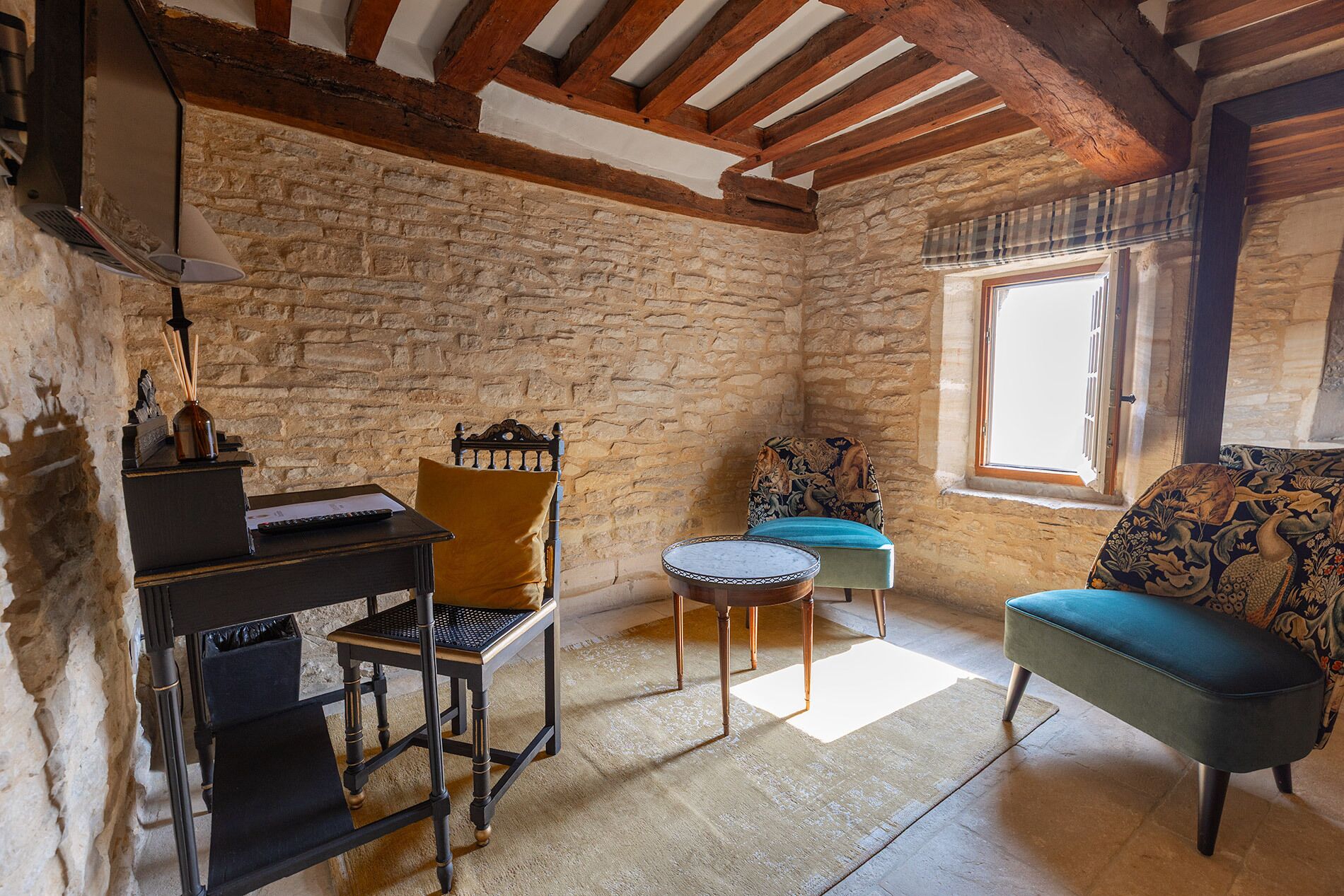 standard room | living area | 82-cm flat-screen tv with satellite channels