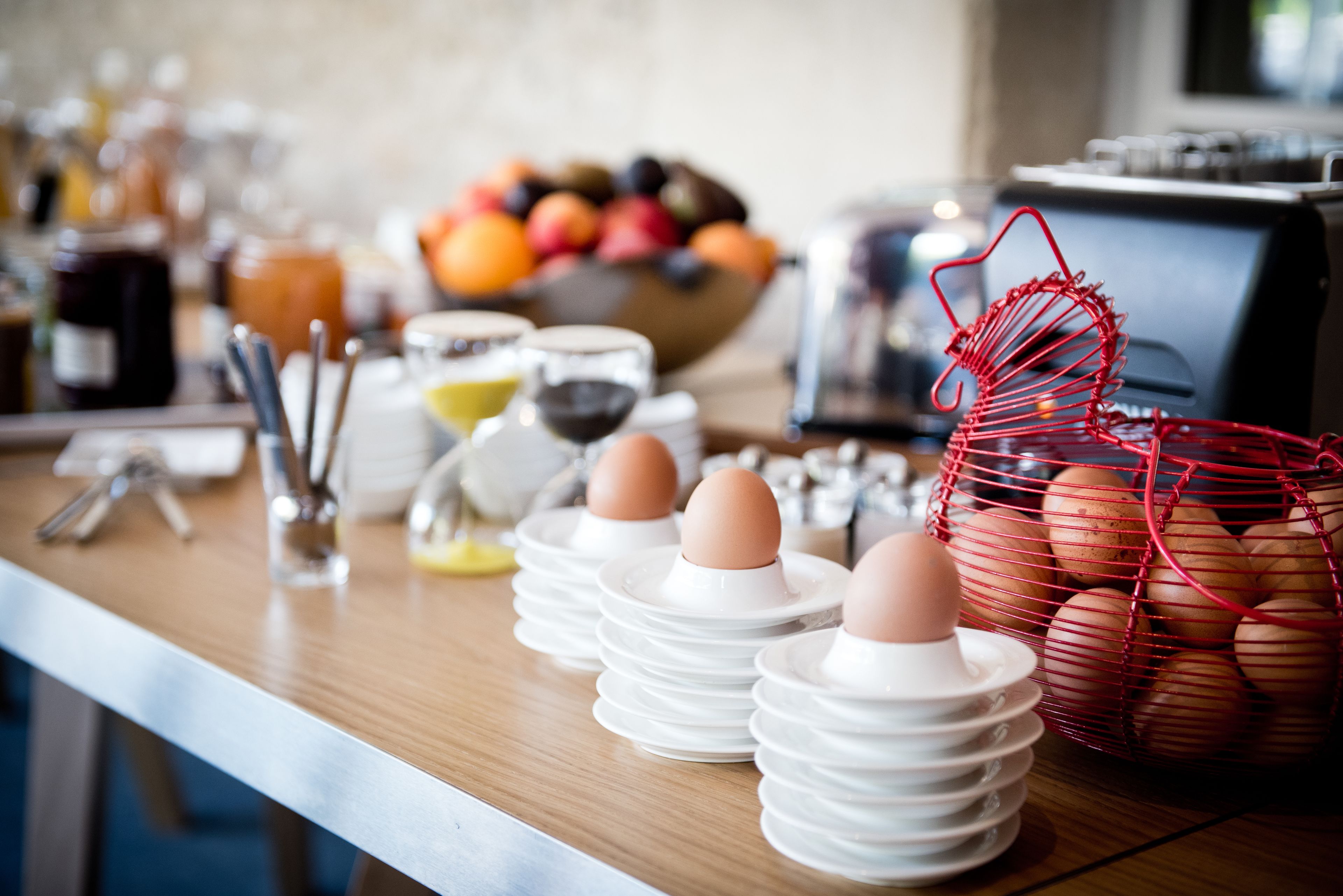 Una encimera de cocina con diversos alimentos y utensilios.