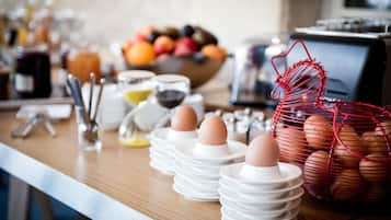 Una encimera de cocina con diversos alimentos y utensilios.
