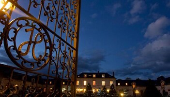 Fachada da propriedade à noite