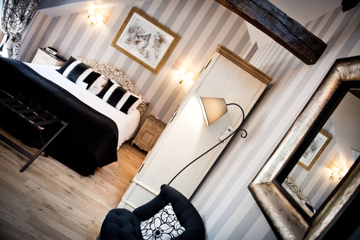 deluxe double room | pillow-top beds, minibar, in-room safe, desk