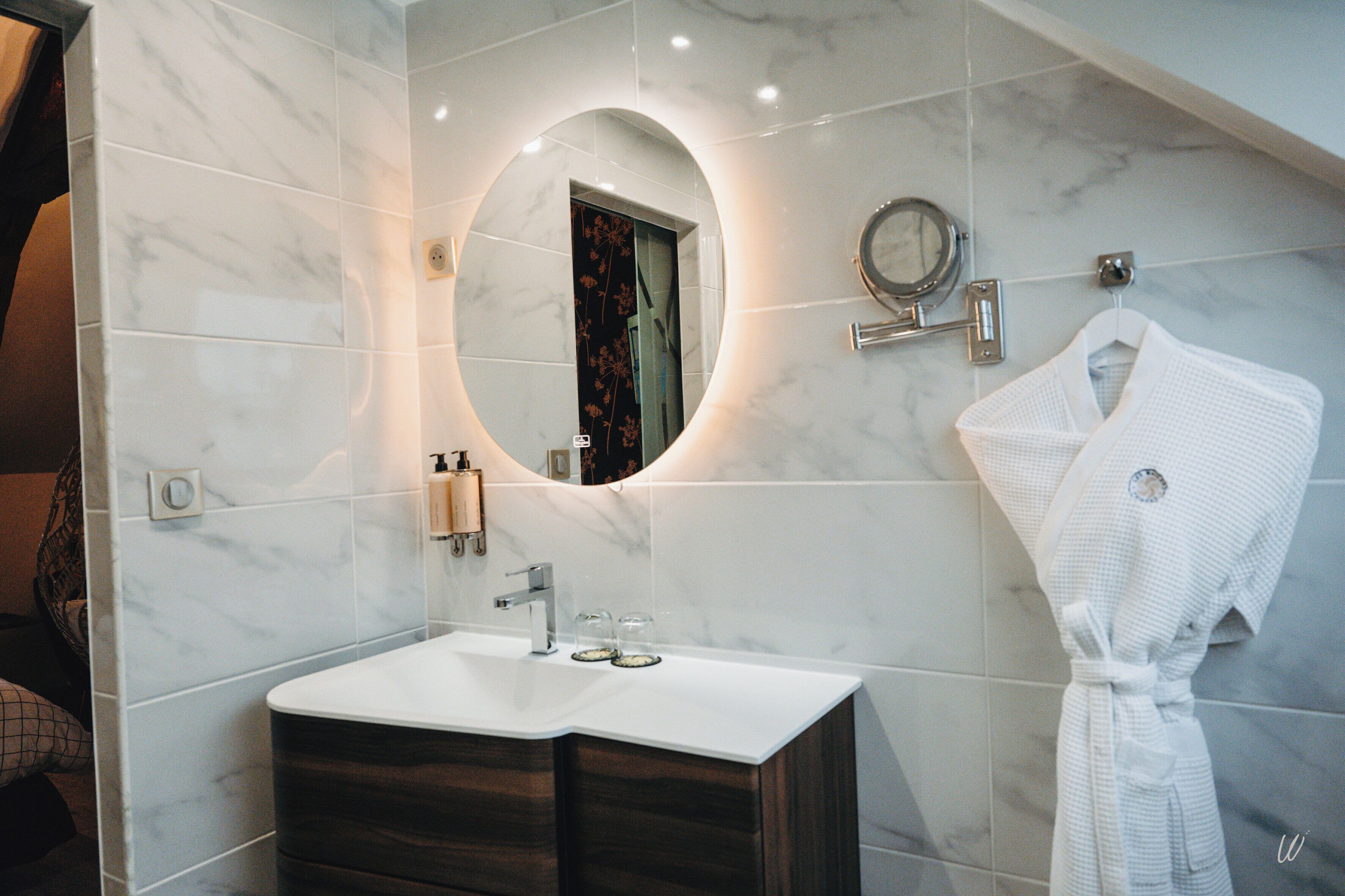deluxe double room | bathroom | designer toiletries, hair dryer, bathrobes, towels