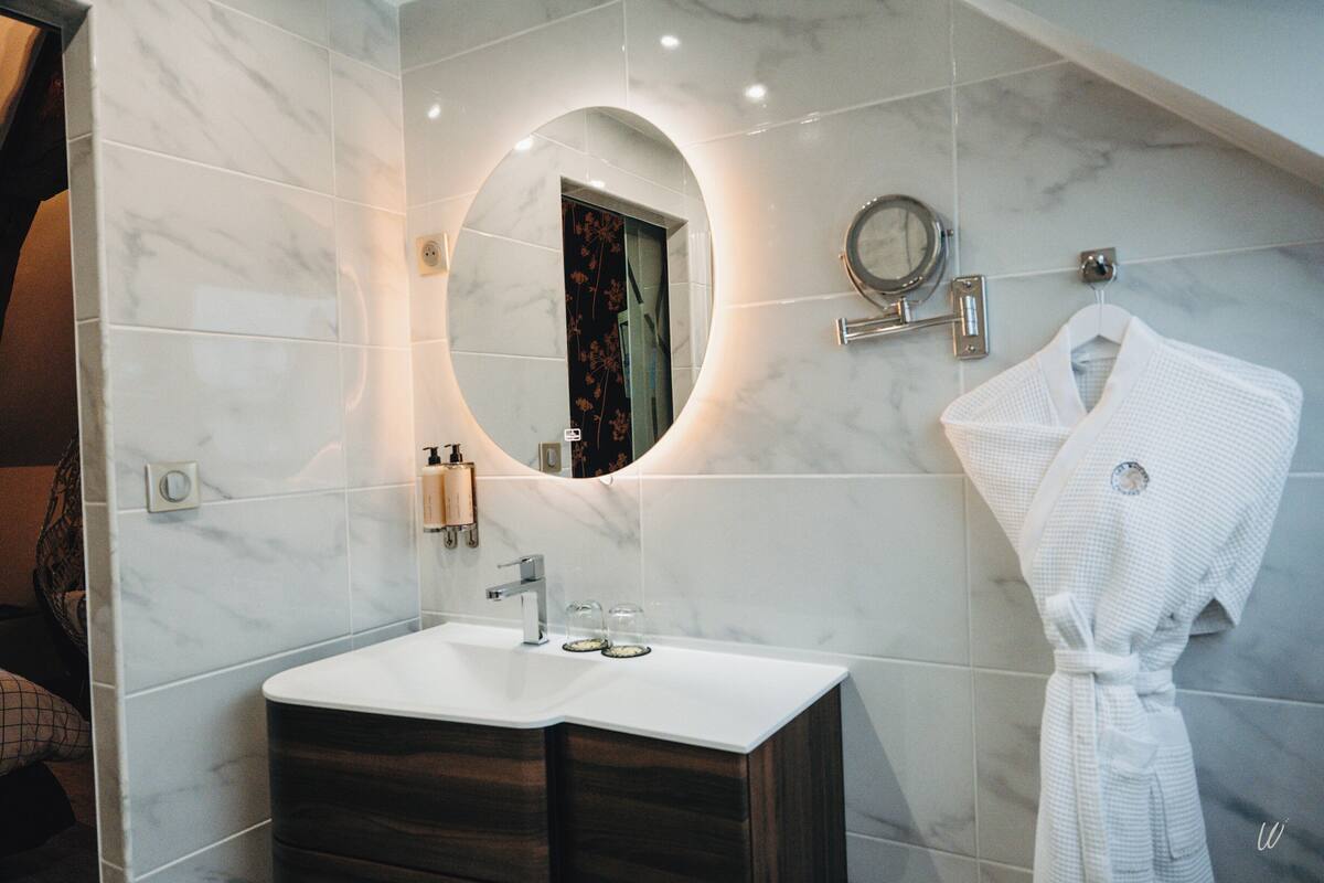 deluxe double room | bathroom | designer toiletries, hair dryer, bathrobes, towels
