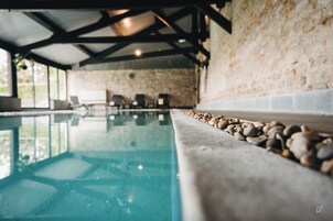 Piscina interna, funciona das 8h às 22h, espreguiçadeiras