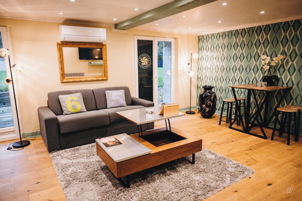 Habitación cuádruple familiar | Área de sala de estar | Televisión LCD de 55 pulgadas con canales vía satélite y Netflix