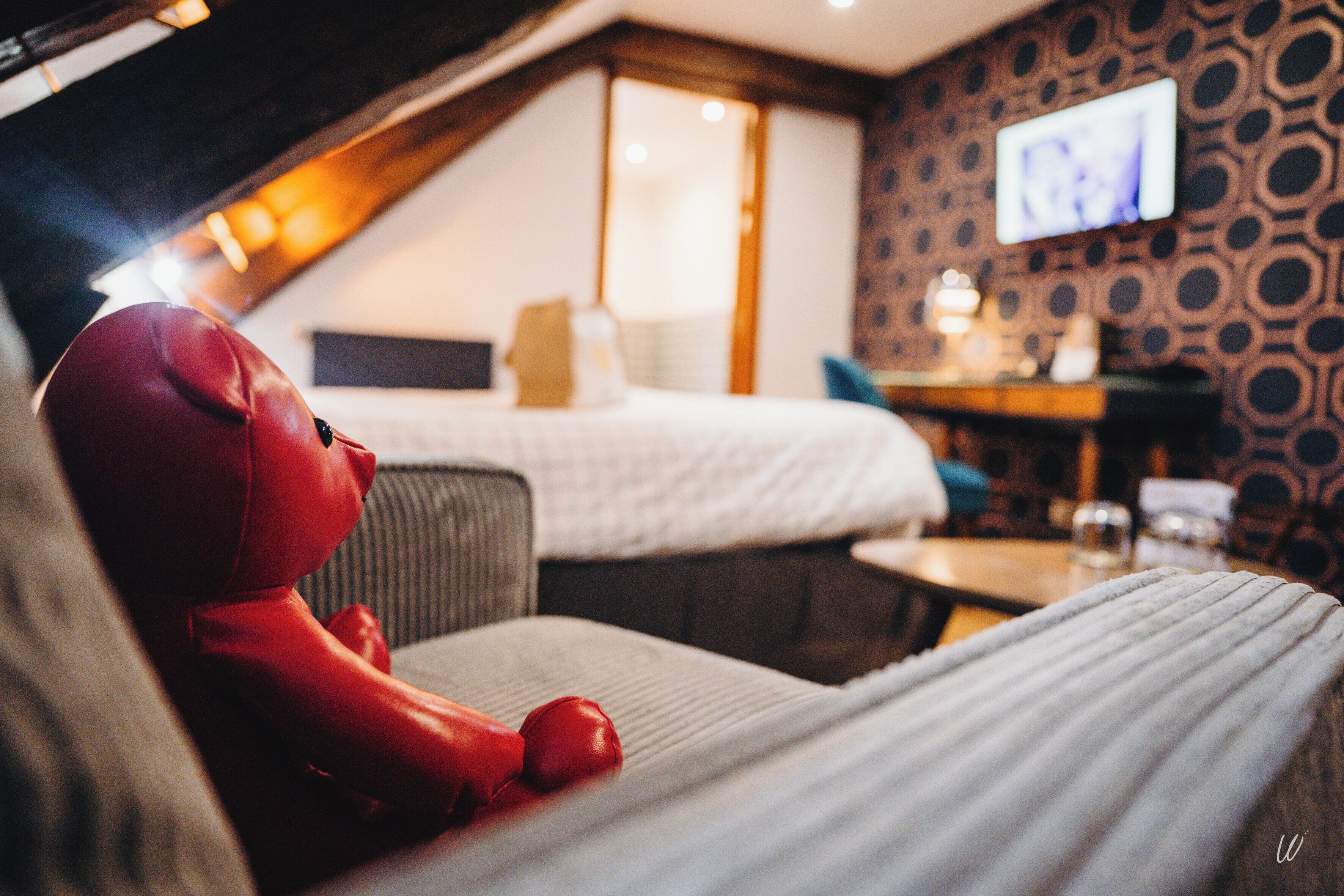 classic double room | pillow-top beds, minibar, in-room safe, desk