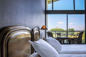 高级双人房或双床房, 阳台, 花园景观 | 高档床上用品、迷你吧、客房内保险箱、办公桌