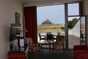 Signature Room with Mountain View | Premium bedding, minibar, in-room safe, desk