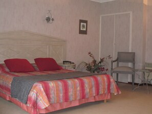 Minibaari, tallelokero huoneessa, työpöytä, ilmaiset vauvansängyt