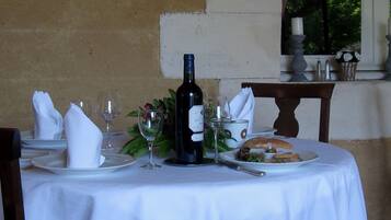 Déjeuner et dîner servis sur place, restauration en plein air