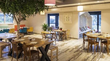 供應早餐、午餐、晚餐;地區菜
